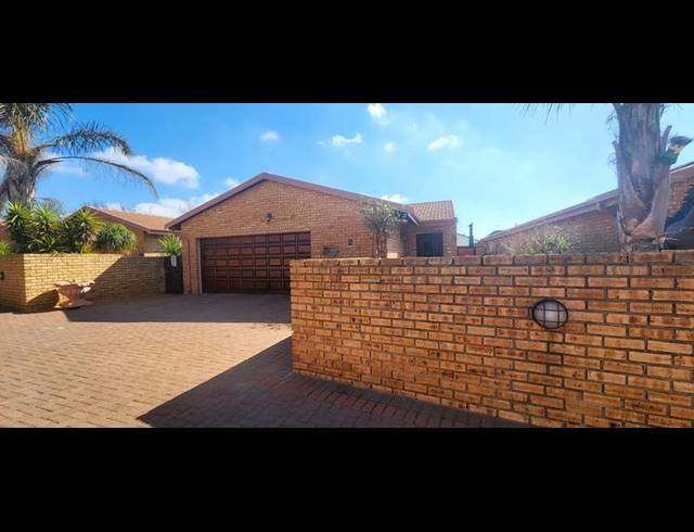 2 BEDROOM TOWNHOUSE FOR SALE IN EIKE PARK